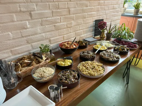 Buffet mit vegetarischen und veganen Gerichten