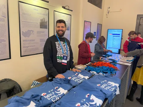 DrupalCamp Berlin Organisatoren verteilen Merchandising an die Teilnehmer