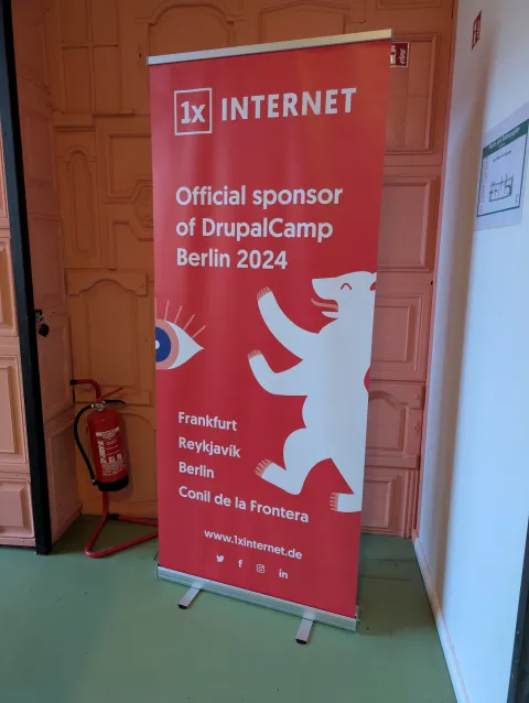 Roll-up Banner von 1xINTERNET auf dem DrupalCamp Berlin 2024